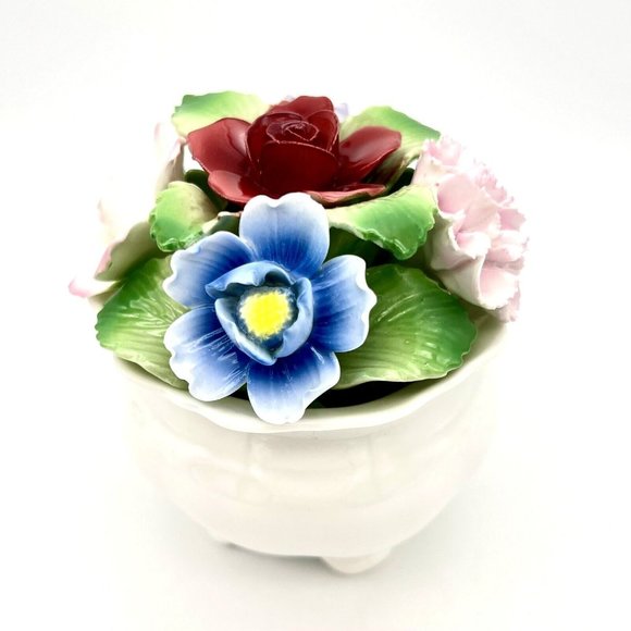 Vintage AYNSLEY Flower Bouquet Basket Figurine Hand Painted and Modelled England - Picture 4 of 8